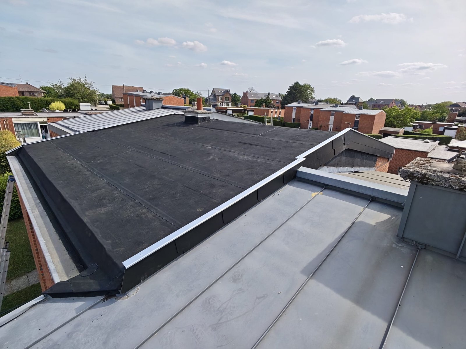 Toiture plate recouverte d’une membrane sombre