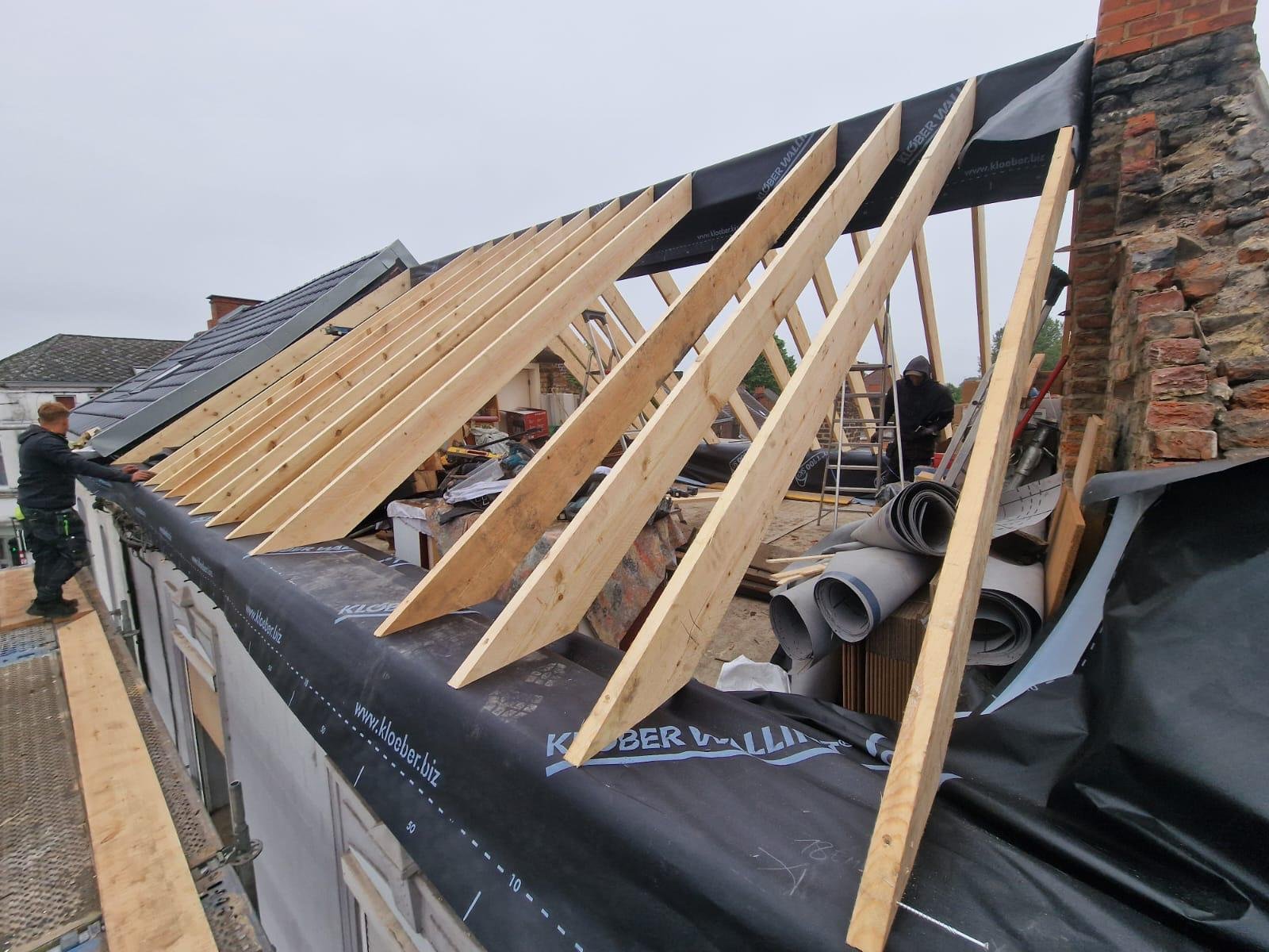 Structure en bois d’une toiture en cours de rénovation